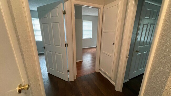 Building Photo - inviting & comfortable3 Bed 1 Bath House