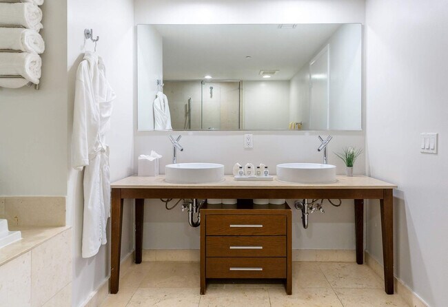 Building Photo - 485 Brickell Ave