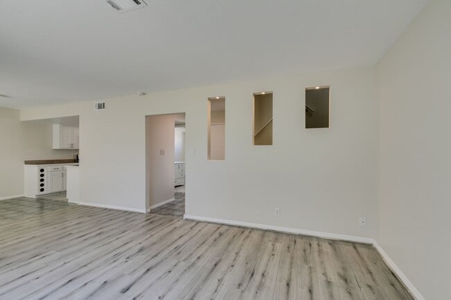 Building Photo - 2 Bedroom Townhome with 2 car attached garage in Henderson