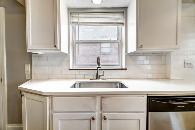 Building Photo - 2 Bedroom, 1 Bathroom with Large Backyard!