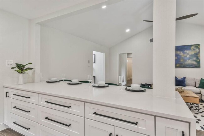 Building Photo - 2718 Foliage Green Dr
