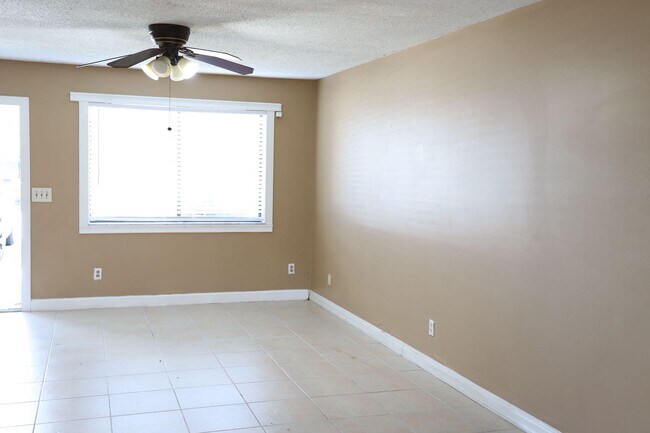 Building Photo - 2303 Seaside Dr