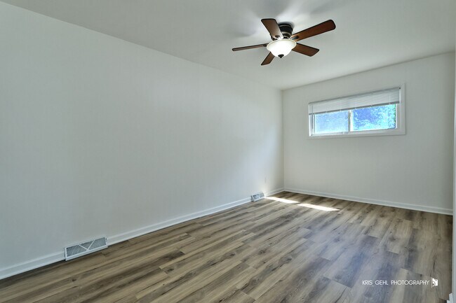 Building Photo - 26415 W Ingleside Shr Rd