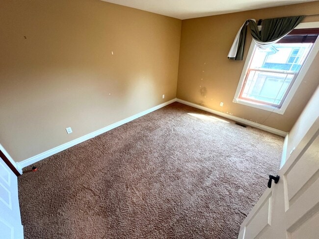 Building Photo - Beautiful 3 Bed 2.5 Bath Town House With A...