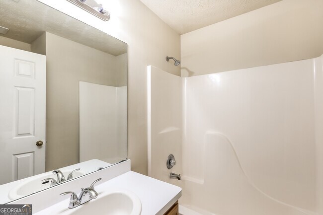 Building Photo - 2585 Lake Royale Dr