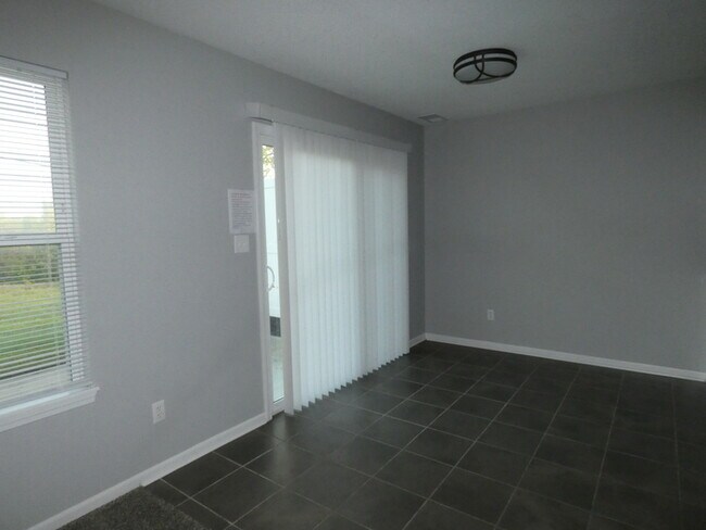 Building Photo - Beautiful Town Home!