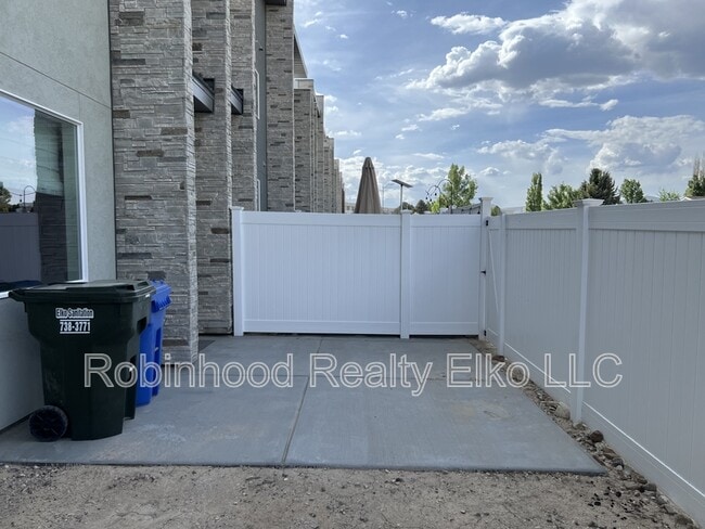 Building Photo - 2433 5th St