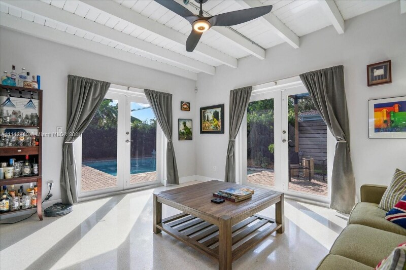 Building Photo - 1900 NE 42nd St