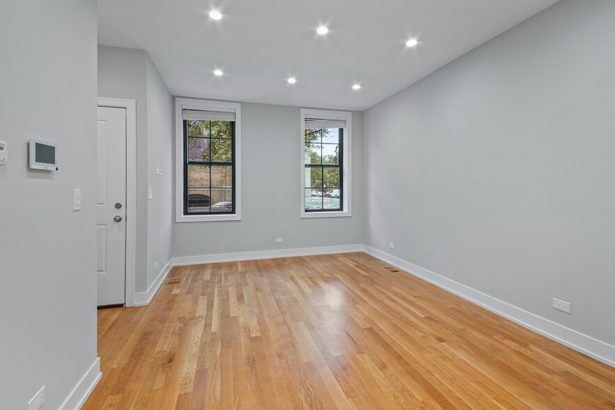 Building Photo - 1370 W Evergreen Ave