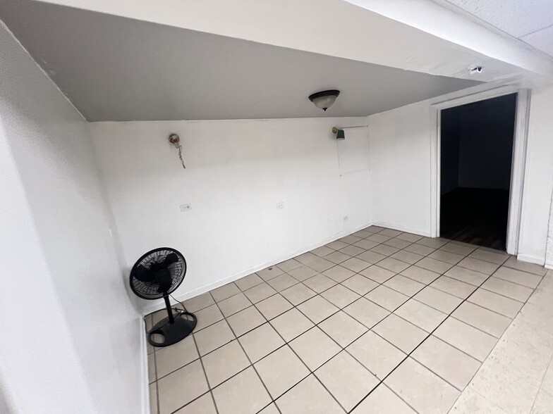 Building Photo - 3139 W Pershing Rd