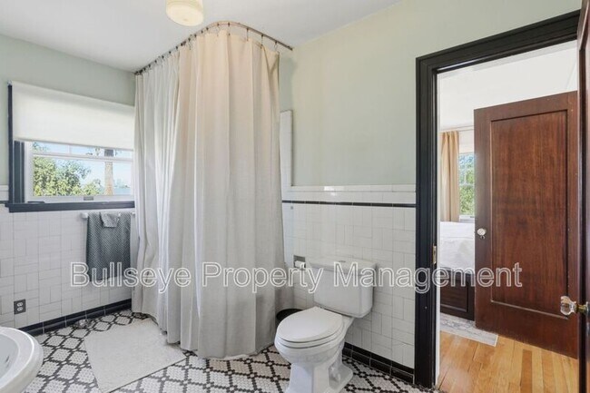 Building Photo - 525 W Lynwood St