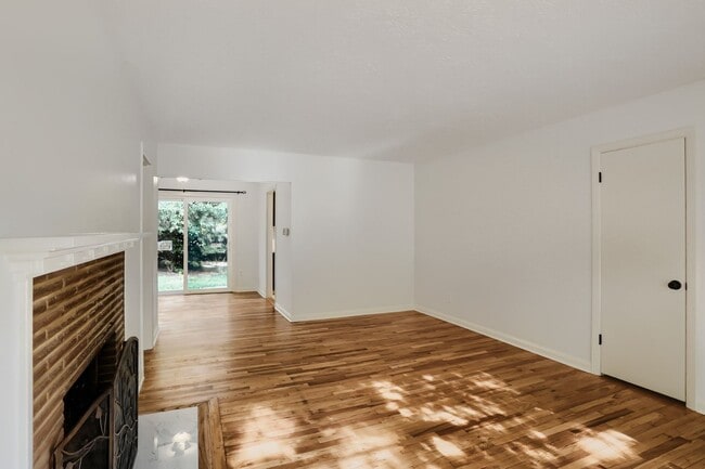 Building Photo - South Tabor — 2BR/1BA Home with Attached Garage