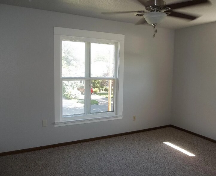 Building Photo - 910 S Washington St