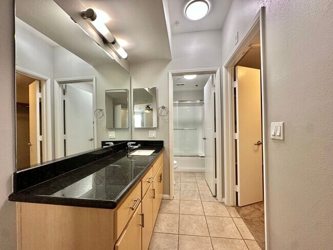 Building Photo - Luxury 2 Bed/2.5 Bath 2 Story Townhouse in...