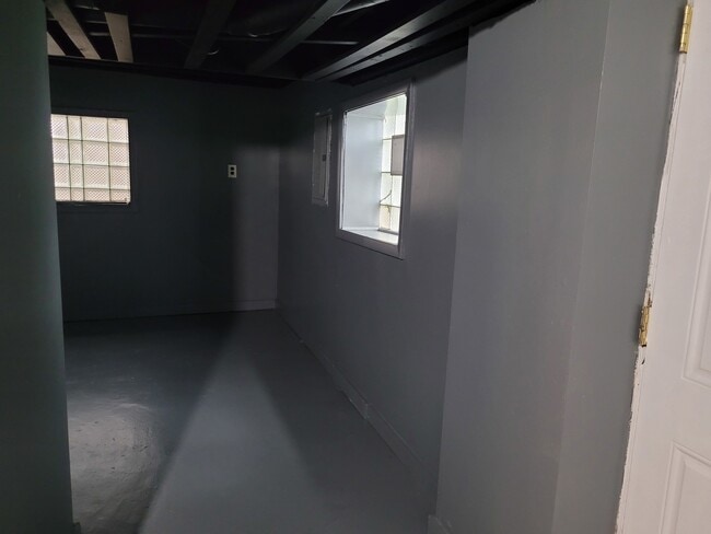 Building Photo - 8617 S Bennett Ave