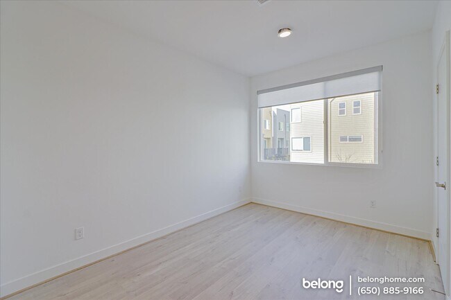 Building Photo - 105 Uptown Cir