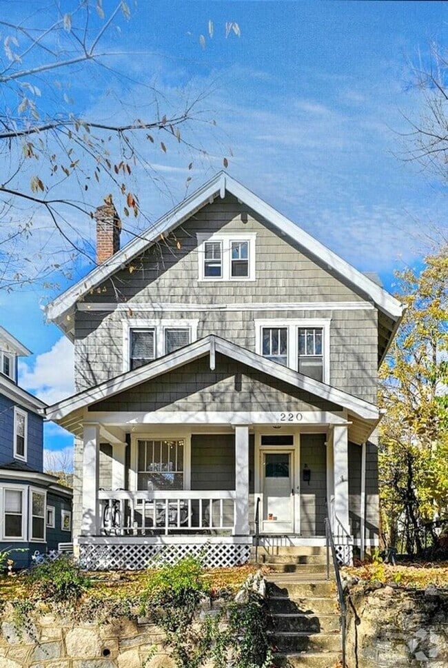 Building Photo - Spacious 3-Bedroom 1 Bathroom Apartment Ne...