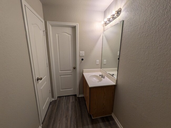 Building Photo - Very Nice 4 Bedroom Home In Convenient Northwest Location!