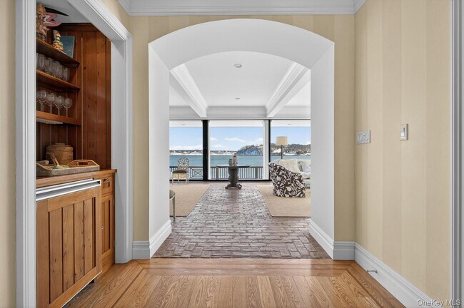 Building Photo - 336 Centre Island Rd