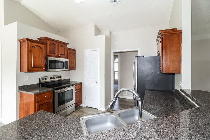 Building Photo - 6179 Sandbourne E