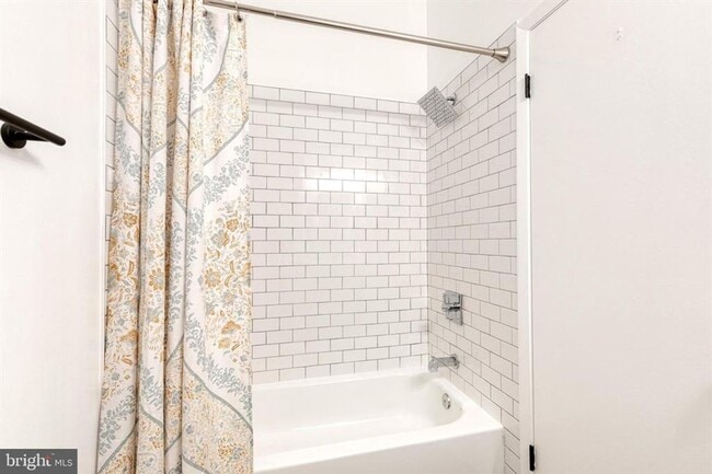 Building Photo - Welcome to contemporary luxury living in this beautifully renovated 2bd 2.5bth penthouse condo