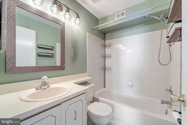 Building Photo - 1707A Heatherstone Ct