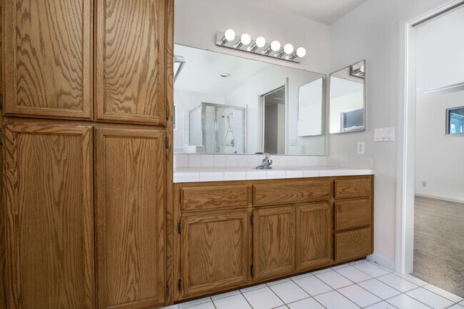 Building Photo - Spacious 3 Bedroom 2 Bathroom Home in Conv...