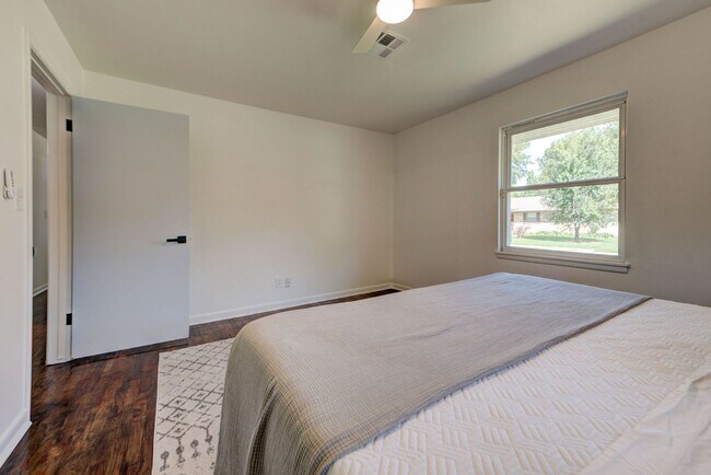 Building Photo - Fully Renovated 4 Bed, 2 Bath Just Minutes from Campus