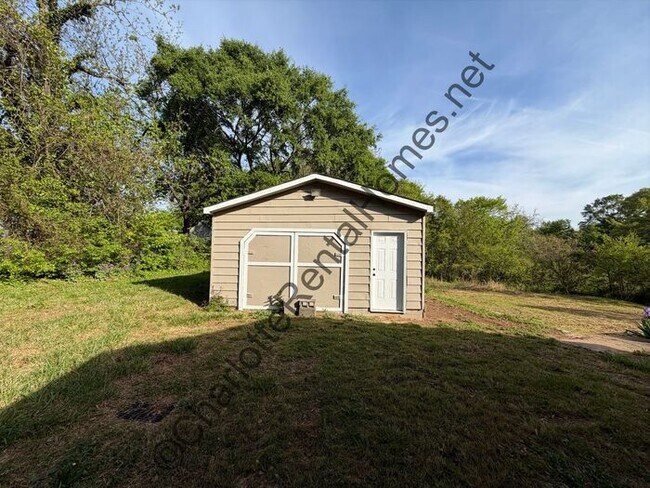 Building Photo - Updated 4 bedroom 2 bathroom home with back deck & large storage shed in Gastonia!
