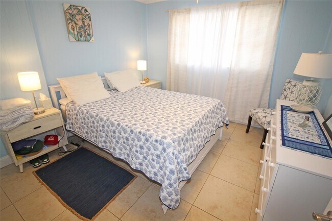 Building Photo - 2860 NE 14th St