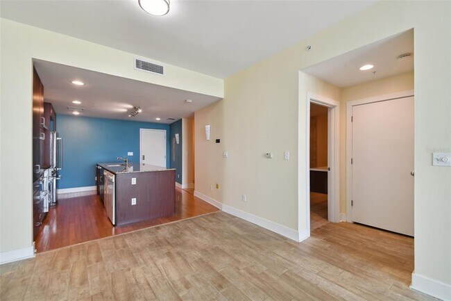 Building Photo - 1208 E Kennedy Blvd