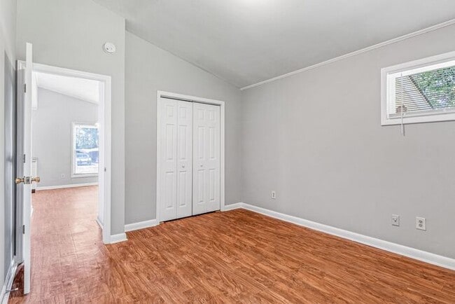 Building Photo - NE – Desirable Neighborhood, Brick Home, W...