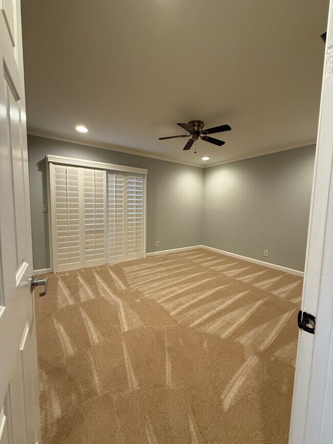 Building Photo - Spacious 2 Bedroom 1 Bath Condo with private patio and storage