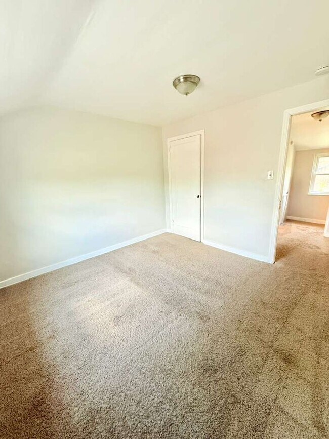 Building Photo - Spacious and beautifully updated 3-bedroom, 2-bath