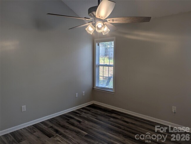 Building Photo - 131 Diamond Dr