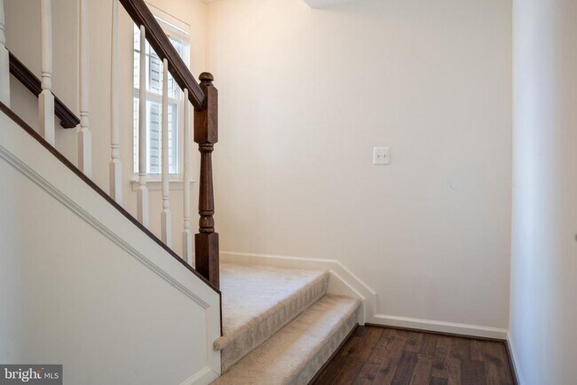 Building Photo - 42243 Canary Grass Square