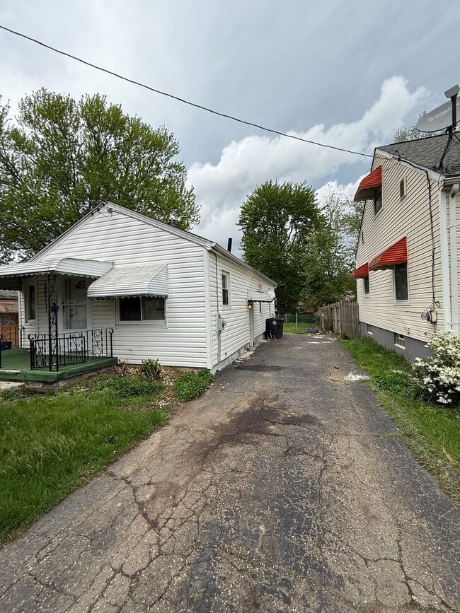 Building Photo - Section 8 Accepted! Newly Renovated 3-Bedr...