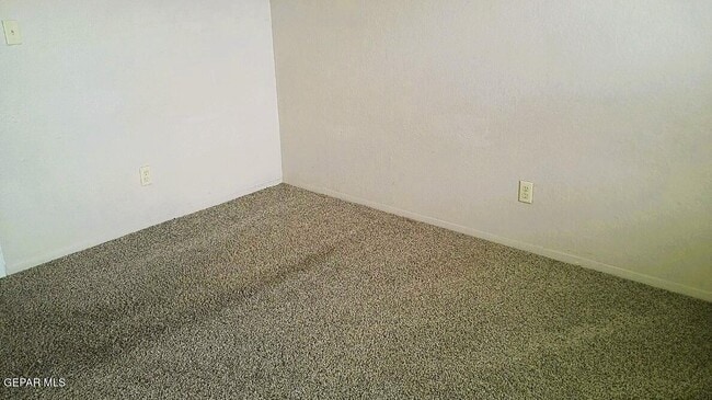 Building Photo - 3001 E Glen Dr