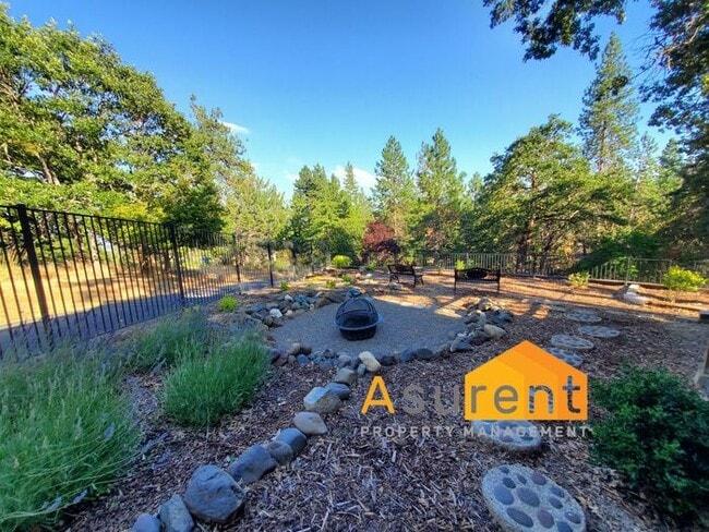 Building Photo - Amazing Property on 1.25 Acres Available in October! 3 Bed/2 Bath Plus Office Space and Shop