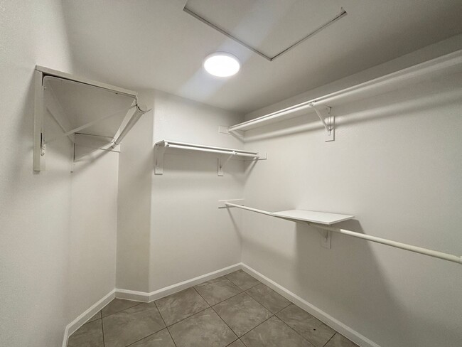 Building Photo - (APPLICATION PENDING) Renovated Spacious East Lancaster Single Story Home