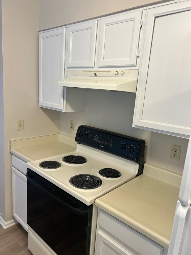 Building Photo - AVAILABLE NOW!  Cozy condo in the Chestnut Community!