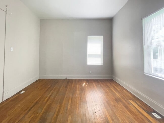 Building Photo - PRELEASING for AUGUST! Close to Campus