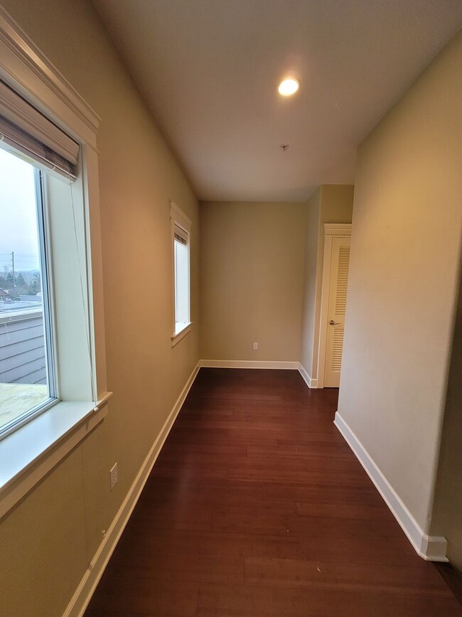 Building Photo - Contemporary Condo in Johns Landing