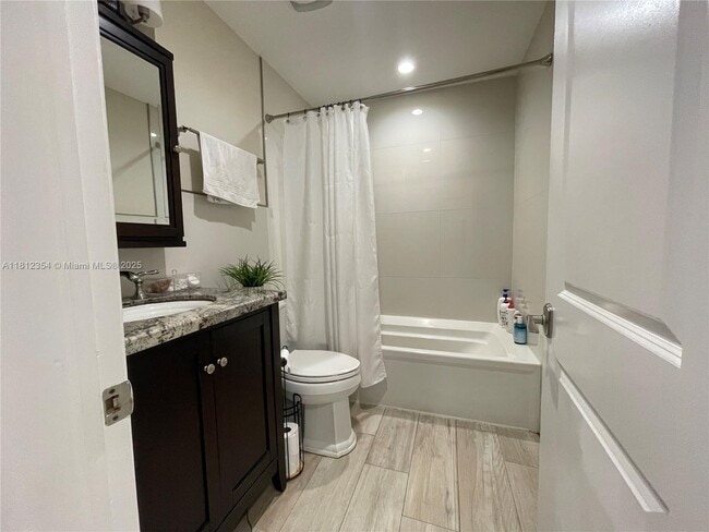 Building Photo - 557 De Leon Dr