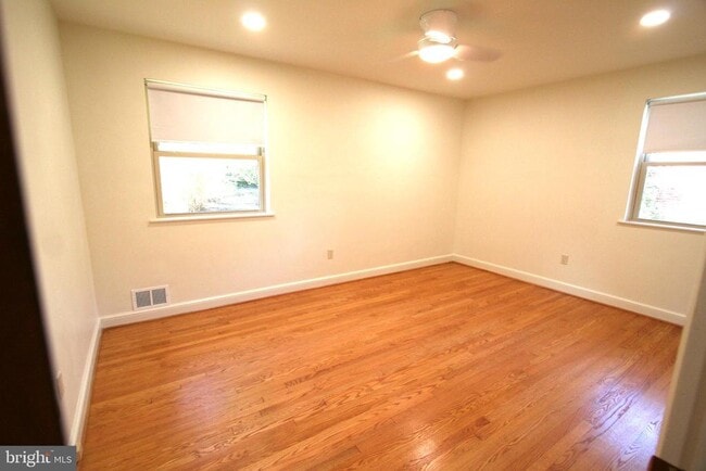 Building Photo - 10104 Towhee Ave