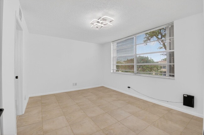 Building Photo - 10 Willowbrook Ln