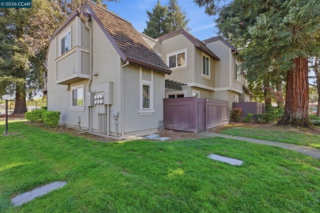 Building Photo - 102 Luna Grande Cir