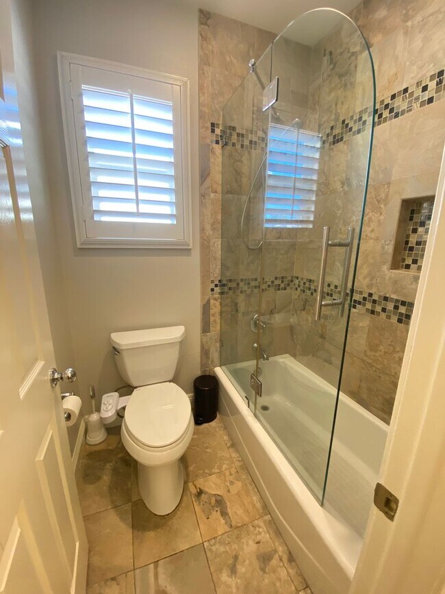 Building Photo - Luxurious 4 Bedroom Fullerton House For Re...