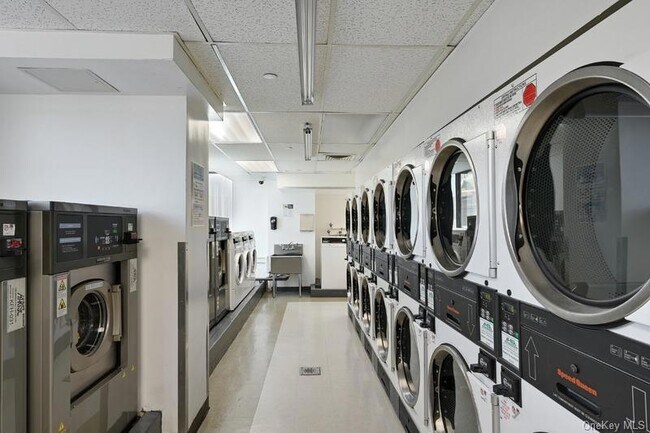 Building Photo - 4-74 48th Avenue Unit 25M