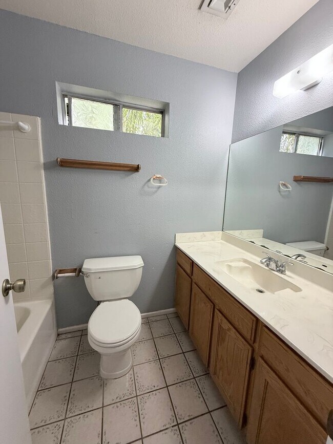 Building Photo - 3 bedrooms, 2 bathrooms Townhouse